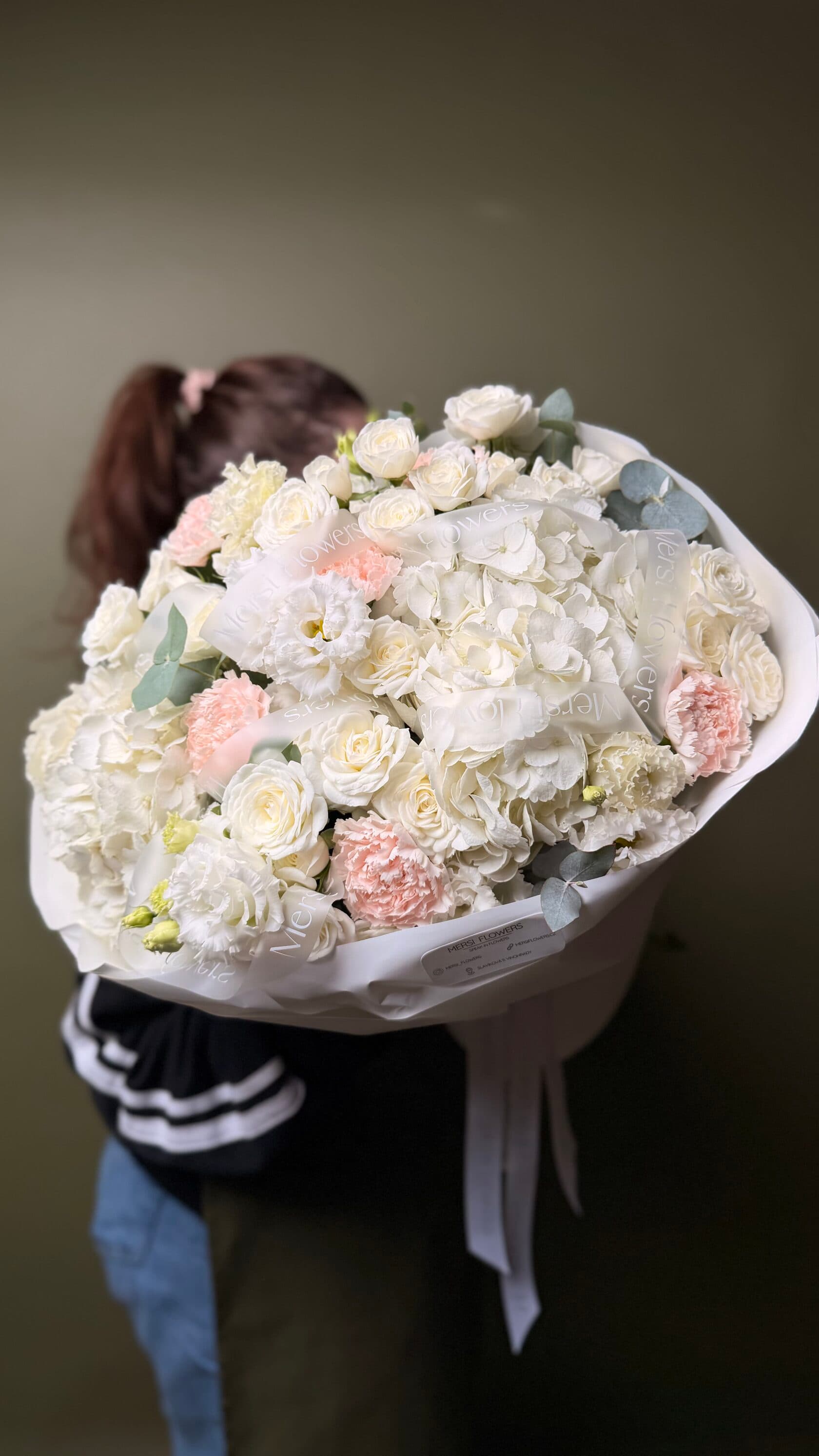 White Elegance bouquet in light tones with hydrangea, roses and lisianthus