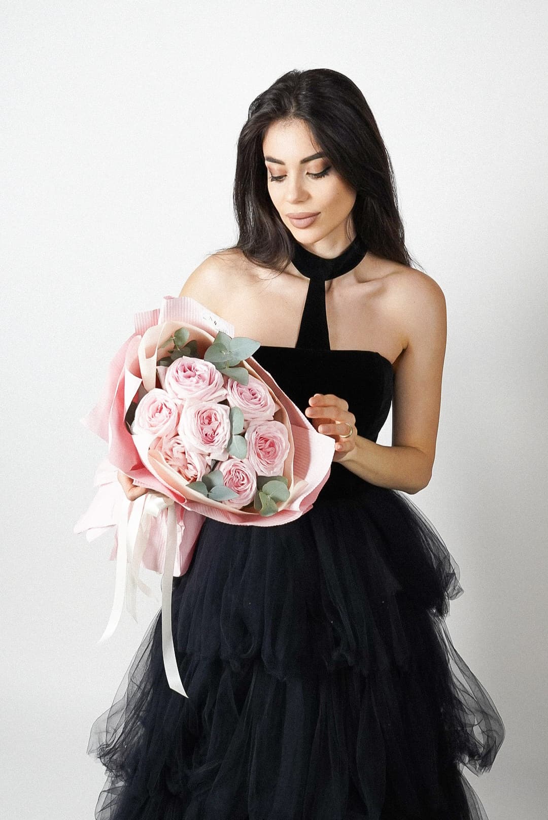 Kytice Růžová Romance z růžových pivoňkových růží s eukalyptem a stuhou