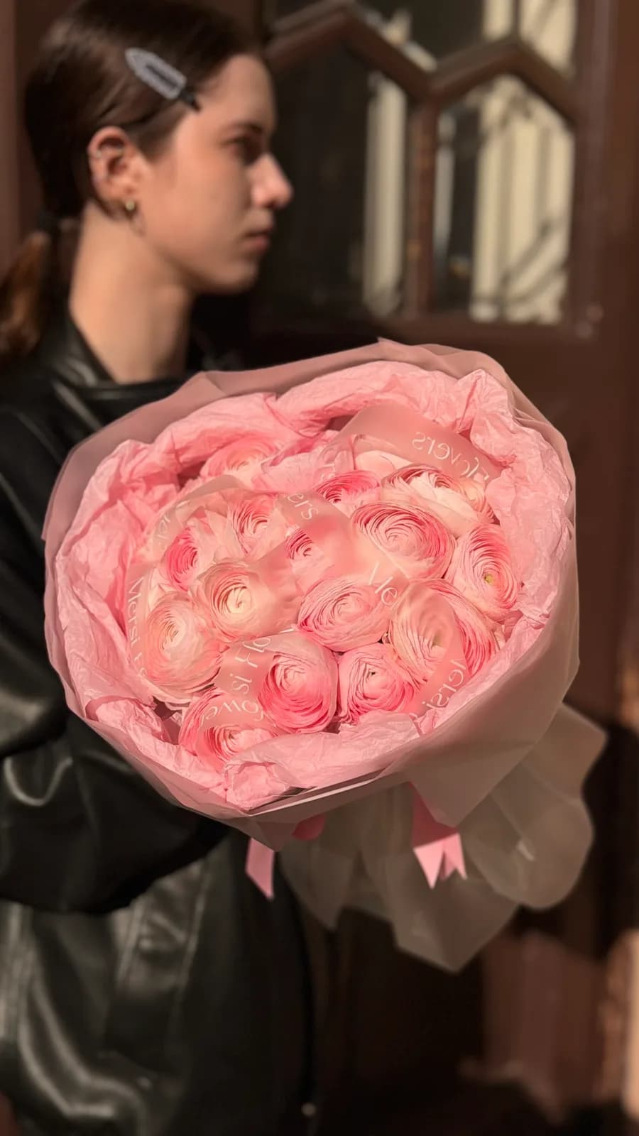 Розовые ранункулюсы